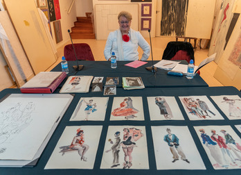 Maru Rizo dohaintzan eman dituen Amable Ariasen margoak erakusten.