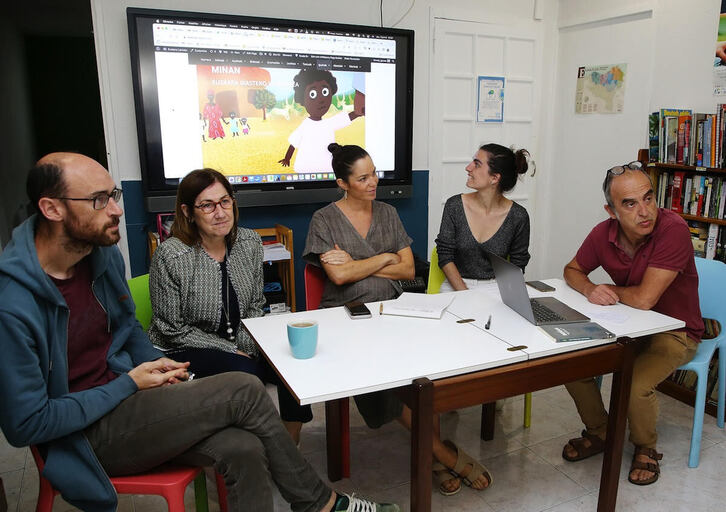 Baionako Jakinola elkartearen egoitzan izan da egitasmoaren parte-hartzaileen agerraldia.