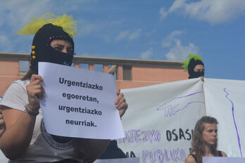 Euskal Herriko Neska* Gazteak kolektiboak Nafarroako osasun zerbitzuen eraikinaren parean egin duen protesta ekimena.