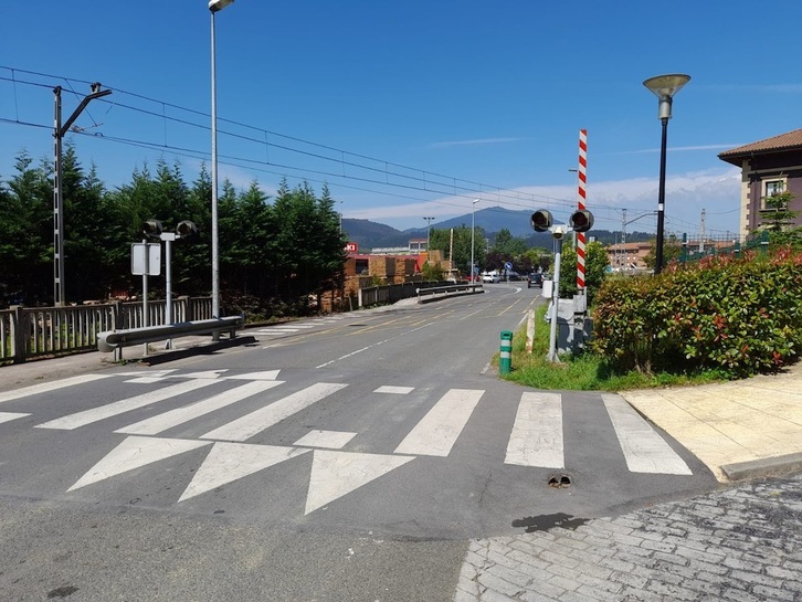 Los pasos a nivel existentes en el barrio de Aranguren, en Zalla, van a ser suprimidos.