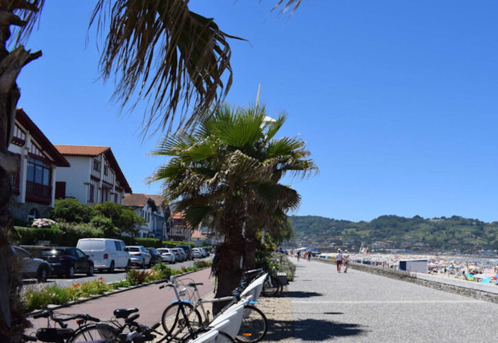Diversos locales del barrio de la playa de Hendaia han sufrido ataques vía redes sociales a raíz del acto de discriminación en un restaurante.