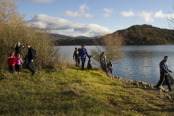 Campaña de limpieza del entorno del embalse de Uribarri Ganboa, en el municipio de Arratzua-Ubarrundia (Gorbeialdea).