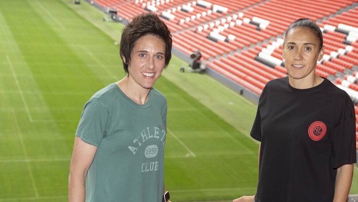 Erika Vázquez y Vanesa Gimbert posan en San Mamés.