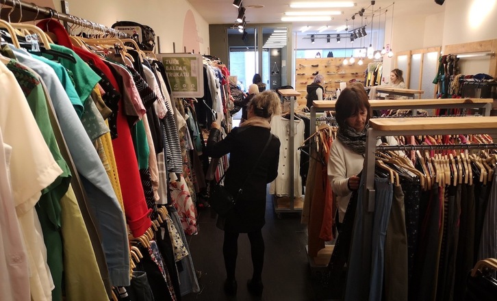 De toda la ropa que gestiona Koopera, el 60,5% se reutiliza a través de las tiendas, el 30,7% se recicla y el 8,8% pasa a valorización energética, con lo que el vertido es del 0%. 