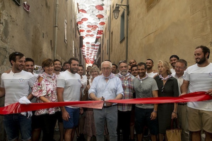 El alcalde, Jean René Etchegaray, en las fiestas de Baiona de 2019.