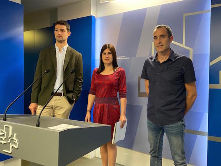 Joseba Díez (PNV), Miren Gorrotxategi (EP-IU) y Julen Arzuaga (EH Bildu) han leído la declaración.