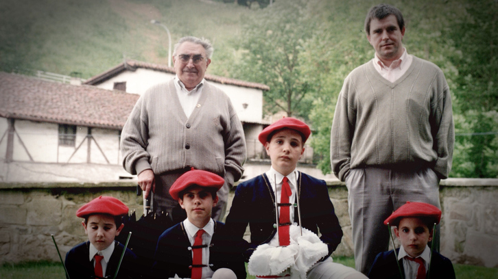 Xabier Sarriegi «Paxatxo», zutik, eskuinean. Belauniko, eskuinetik bigarren, Mikel Alvarez