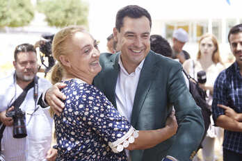 Juanma Moreno Bonilla, bien colocado para la reelección, en la feria de Alcalá de Guadaira.