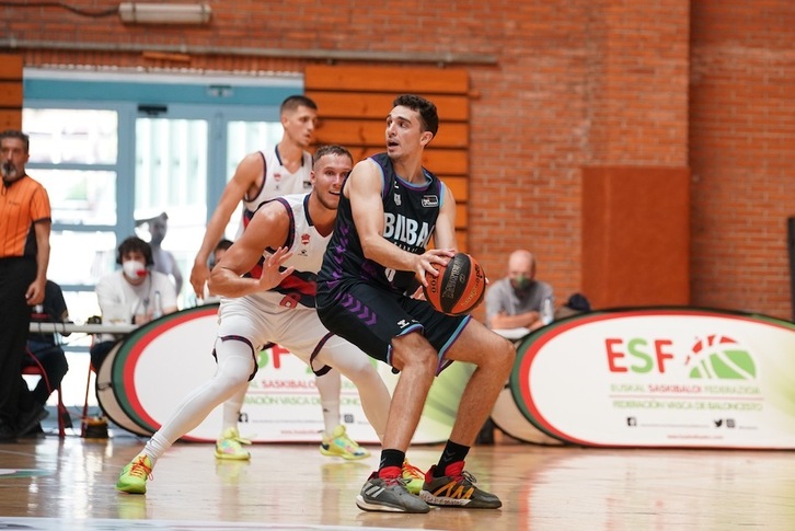 Alex Reyes postea a Tadas Sedekerskis en la última edición de la Euskal Kopa.