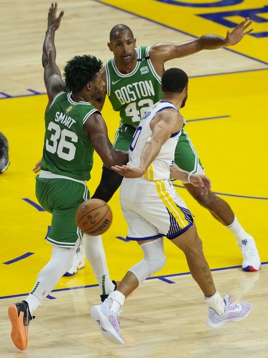 Marcus Smart y Al Horfod frenan a Steph Curry, en el primer partifo de las Finales de la NBA 2021/22.