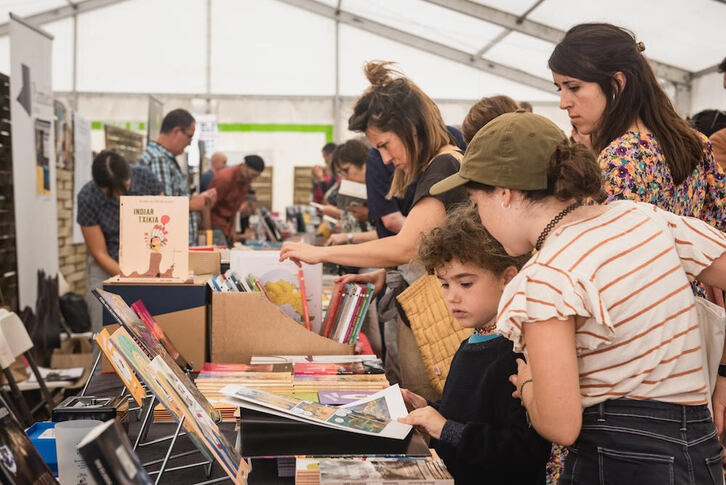 Jende andana bildu da Ziburuko plazan euskal liburu eta disko azokara.