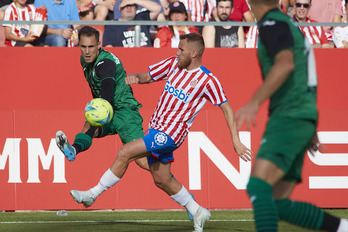 Correa centra el balón durante el encuentro que enfrentó el pasado jueves a Eibar y Girona.