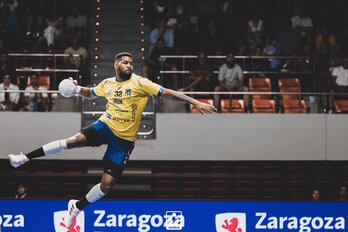 Dariel Garcia, airean, Granollersen atera jaurtitzeko prest.