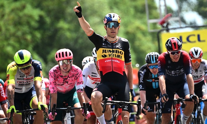 Van Aert celebra la victoria a su llegada a la meta.