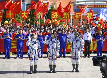 Cai Xuzhe, Liu Yang y Chen Dong posan durante una ceremonia previa al lanzamiento de la misión Shenzhou-14, en Jiuquan, este domingo.