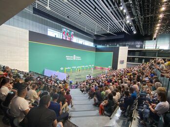 Eguneko garaileak txapelak buruan dituztela.