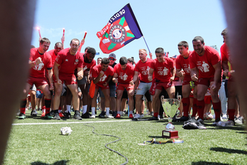 Los jugadores del Ordizia hacen piña y recuerdan a Kawa Leauma en torno al trofeo de subcampeones.