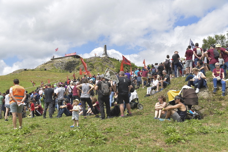 Parte del los asistentes al acto político en las faldas del monte, con las ruinas de Amaiur y el monolito al fondo.
