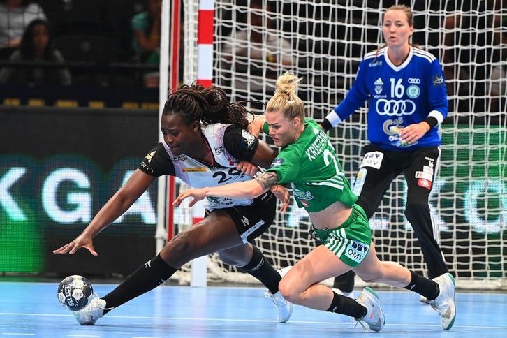 Lysa Tchaptchet, erasoan, baloia heldu nahian. 