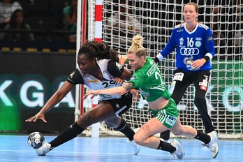 Lysa Tchaptchet, erasoan, baloia heldu nahian. 