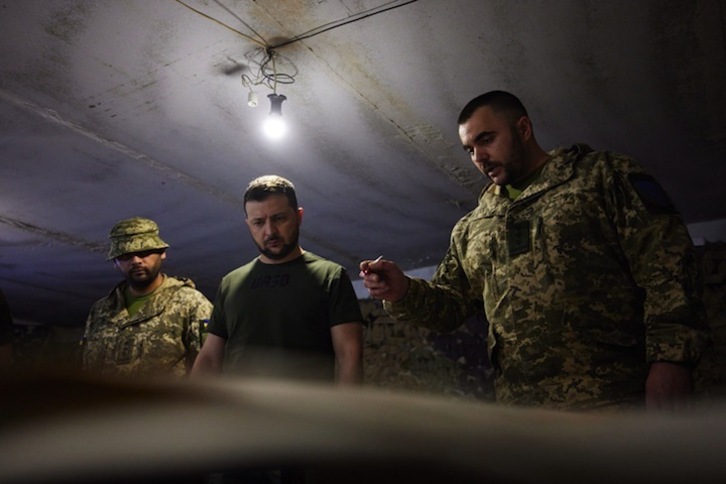 El presidente ucraniano, Volodimir Zelenski, visitó anoche el frente de guerra en Lugansk.