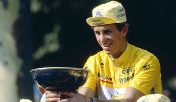 Greg Lemond recibe el trofeo del último Tour que ganó, el de 1990.