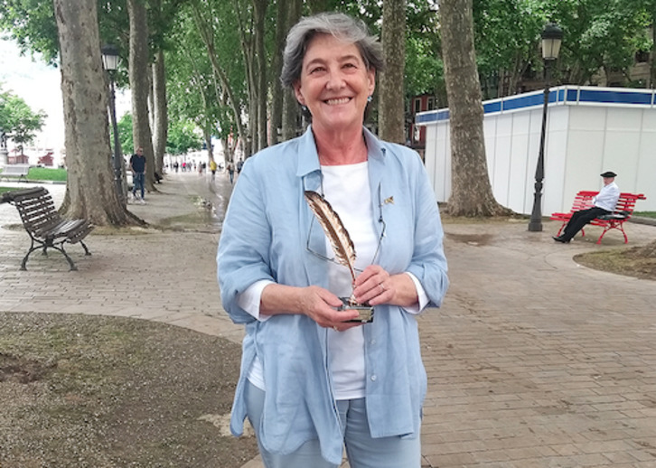 Laura Mintegi, tras recibir el galardón este lunes.