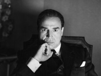 Alberto San Juan caracterizado como el modista vasco Cristóbal Balenciaga.