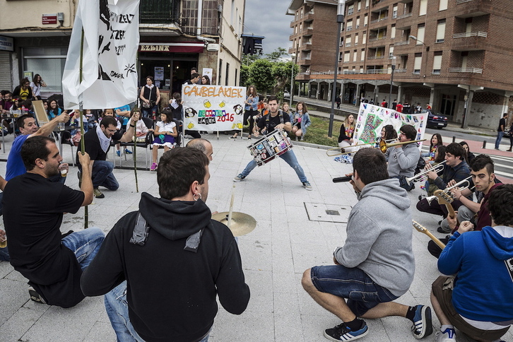 Igorreko zenbait kuadrilla elektrotxarangarekin, 2016ko txupinazoaren ostean.