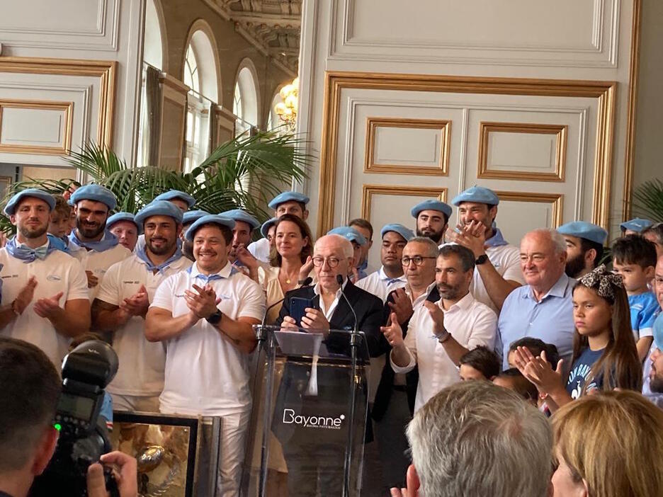 Le maire, Jean-Réne Echegaray, a annoncé que les joueurs de l'Aviron Bayonnais lanceront les clés depuis le balcon de la mairie pour l'ouverture des Fêtes de Bayonne 2022.