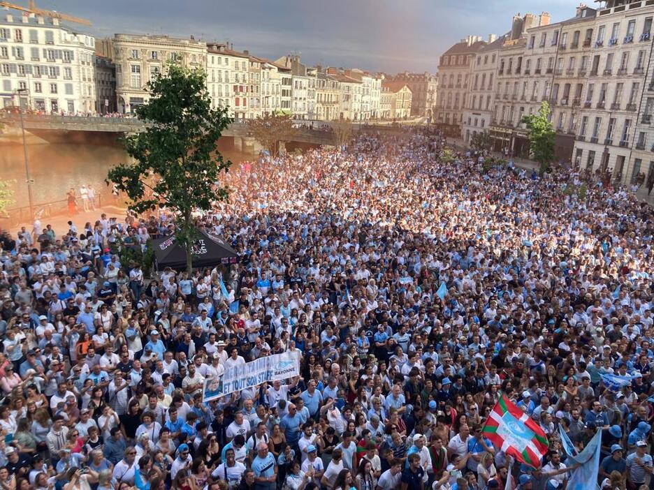 Des milliers de supporters étaient présents sur le parvis de l’hôtel de ville pour fêter les héros.
