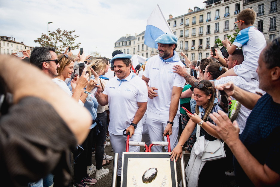 Les joueurs sont ensuite descendus au milieu de la foule avec le trophée de Pro D2.