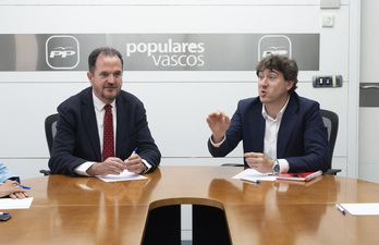 Carlos Iturgaiz y Eneko Andueza se reunieron en la sede del PP en Bilbo.