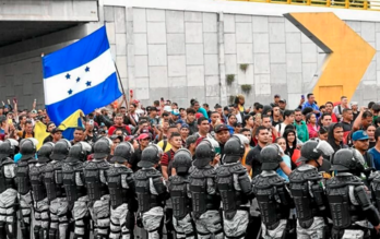 Miembros de la Guardia Nacional mexicana vigilan el paso de la caravana de migrantes en Tapachula.