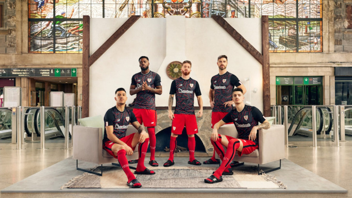 Athleticeko jokalariak hurrengo denboraldirako kamiseta eta praka berriekin.