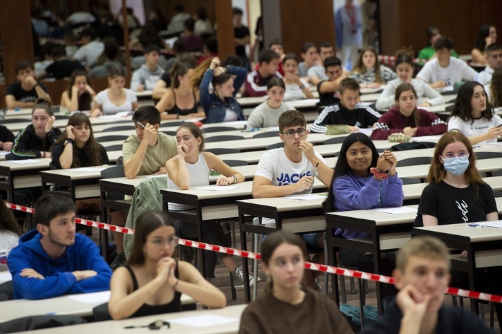 Estudiantes de Nafarroa, en el primer día de la EvAU.