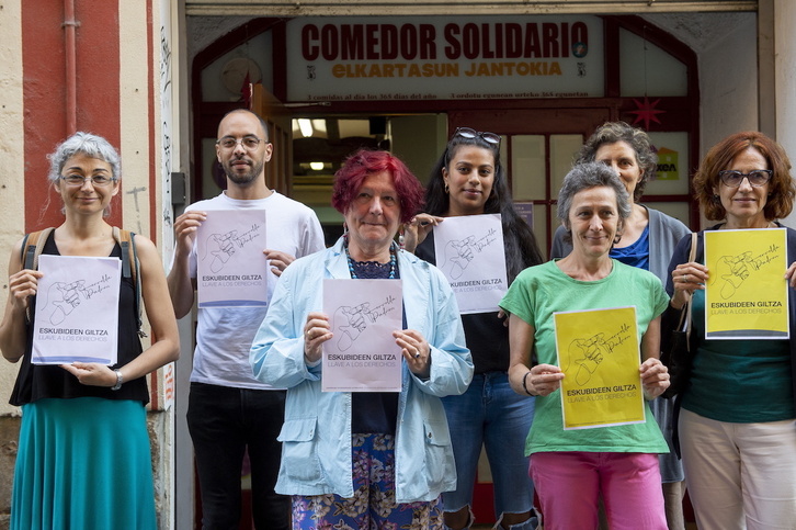 Integrantes de la Coordinadora Antirracista de Nafarroa, esta mañana en Iruñea.