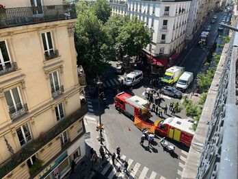 Los servicios de emergencias asisten a las persons tiroteadas en París.