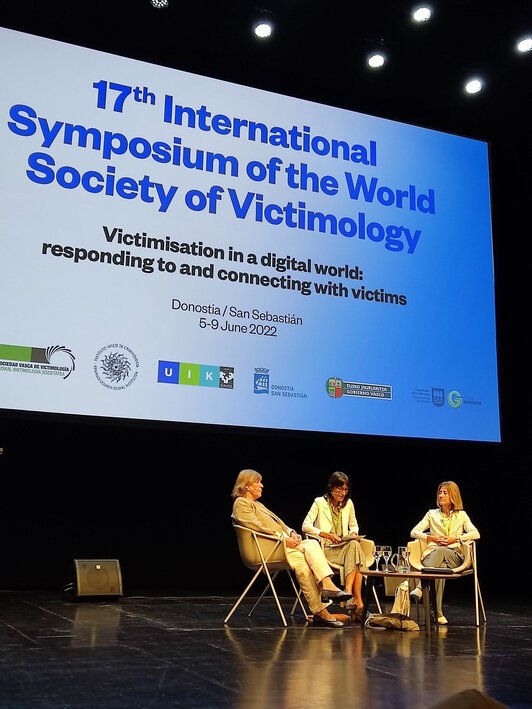 Dührkop y Zabala, junto a Gema Varona, moderadora del IVAC.