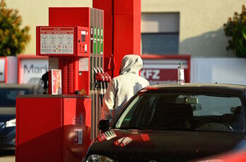 París opta por subvencionar la pompa de carburante mientras Berlín apuesta por el billete único de transporte colectivo.