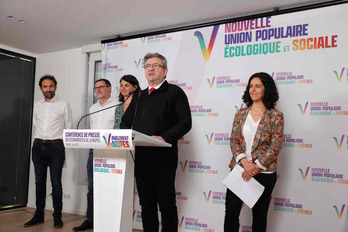 Jean-Luc Mélenchon junto a otros representantes de Nupes durante la presentación, hoy, del programa económico de la coalición de izquierda.