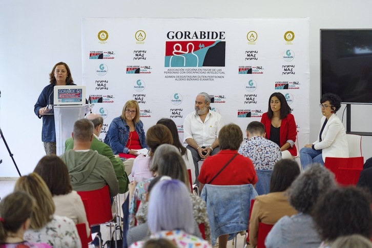 Susana Gorbeña Gorabideko presidentea, zutik. Mahai-inguruan, Garbiñe Egia, Agustin Garcia, Leire Ibañez eta Amaia Martinez.
