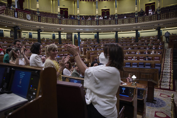 La vicesecretaria general del PSOE, Adriana Lastra, aplaude tras intervenir en la sesión plenaria del Congreso. 