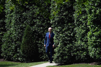 Joe Biden, Etxe Zuriko lorategiak zeharkatzen Chris Murphy senatariarekin biltzeko. Gaur Los Angelesko Ameriketako Goi Bileran espero dute.