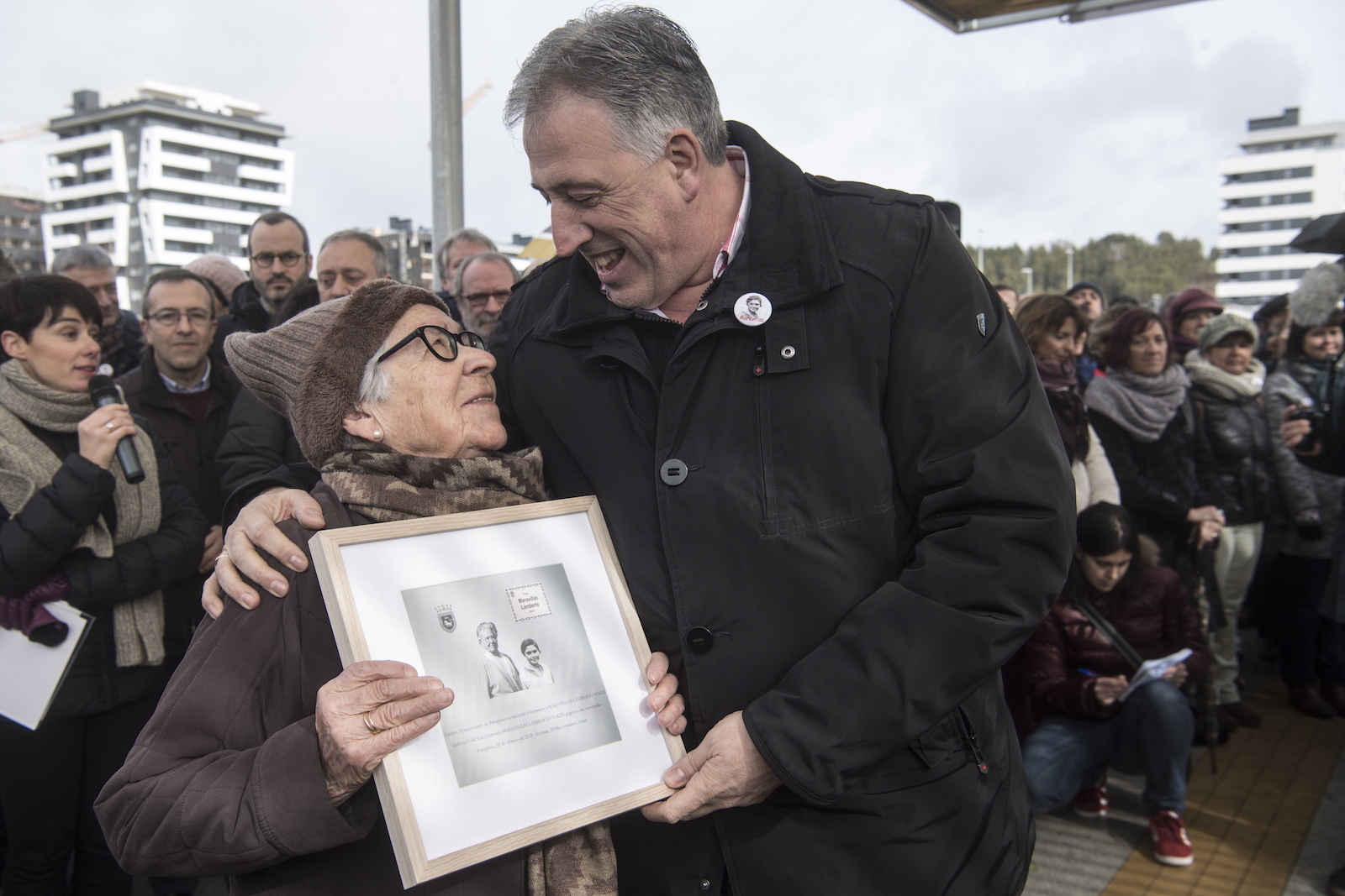 Josefina Lamberto junto al entonces alcalde, Joseba Asiron, en la inauguraci&oacute;n de la plaza dedicada a Maravilas, en 2018. (Jagoba MANTEROLA/FOKU)