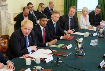El primer ministro británico, Boris Johnson, en una reunión con los miembros de su Gabinete.