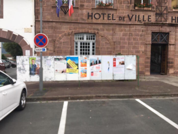 Donibane Garaziko Herriko Etxearen aurrean ezarritako hauteskunde taulan, besteak beste, burutu dute ekintza.