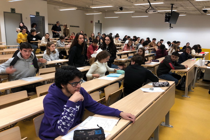 Asteazken honetan hasi dute USE hautaproba EAEko ikasleek. Irudian Donostiako EHUn azterketa egin duten ikasleak.