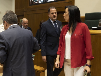 Carlos Iturgaiz (PP) conversa con Amaia Martínez (Vox) en el Parlamento de Gasteiz.