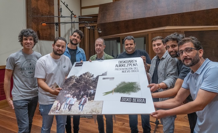 Sonakayko kideak, disko berria aurkezten, ekoizlearekin eta kolaboratzaile batzuekin, Oiartzungo Mecca estudioan.